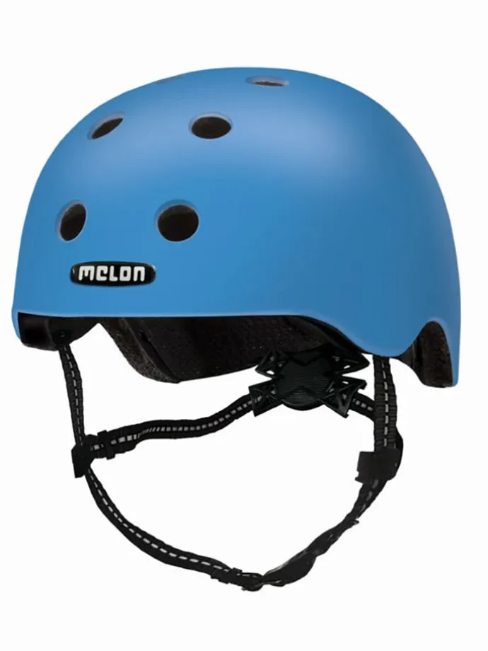 Kask w kolorze błękitnym