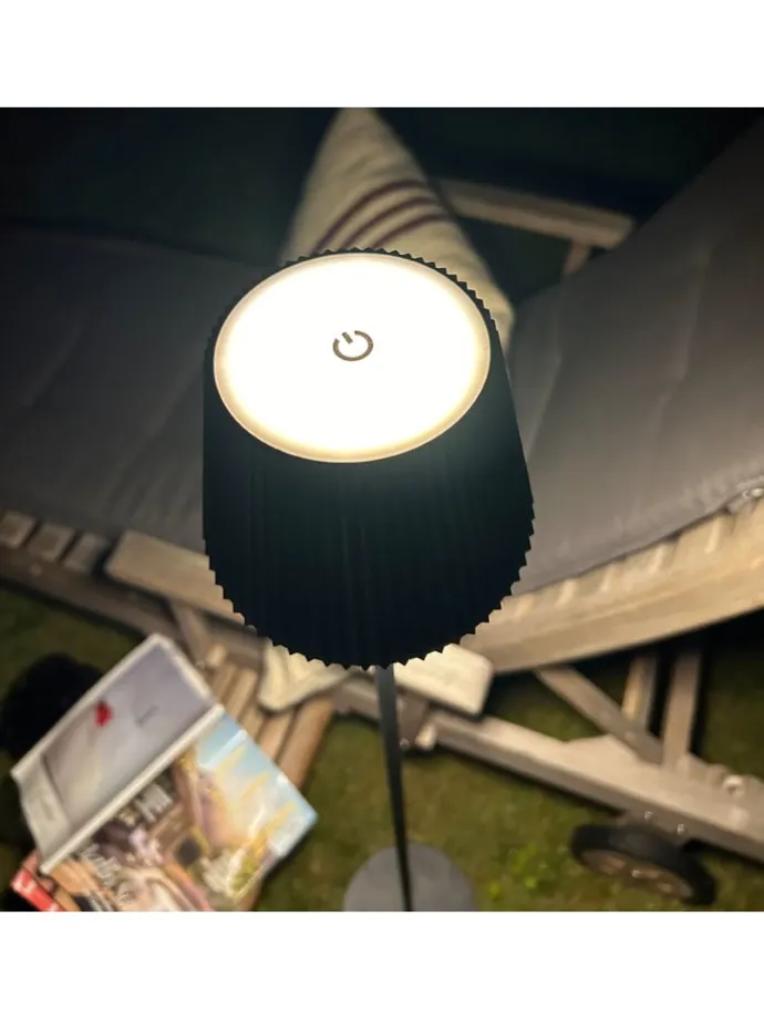 Lampa stojąca LED "Macobo" w kolorze czarnym - KEE F (A do G)