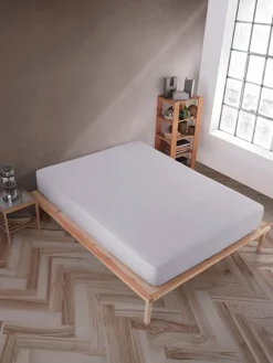Prześcieradło w kolorze szarym na gumce