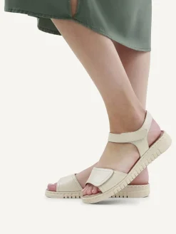 Skórzane sandały w kolorze kremowym