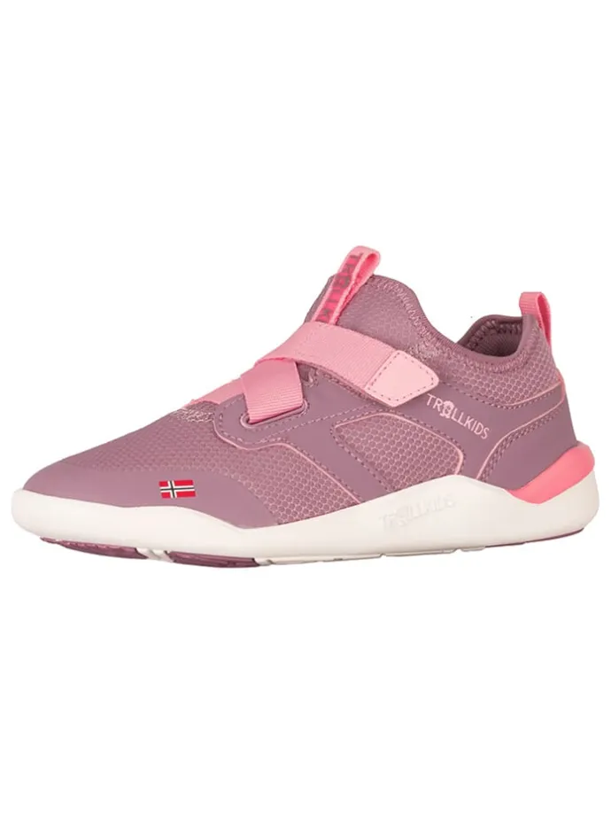 Sneakersy "Bergen" w kolorze jasnoróżowym do chodzenia na boso