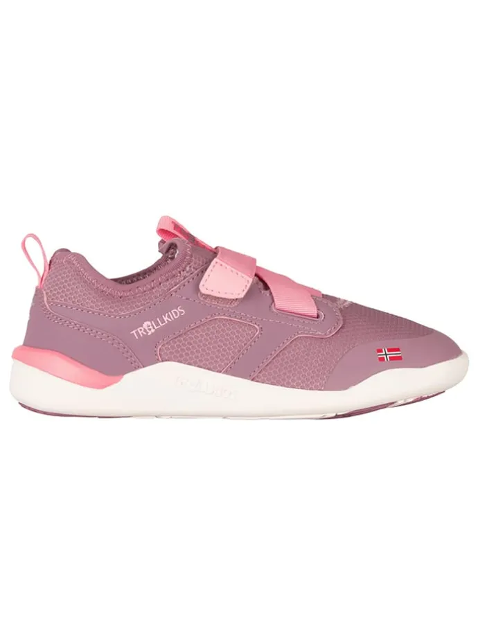 Sneakersy "Bergen" w kolorze jasnoróżowym do chodzenia na boso