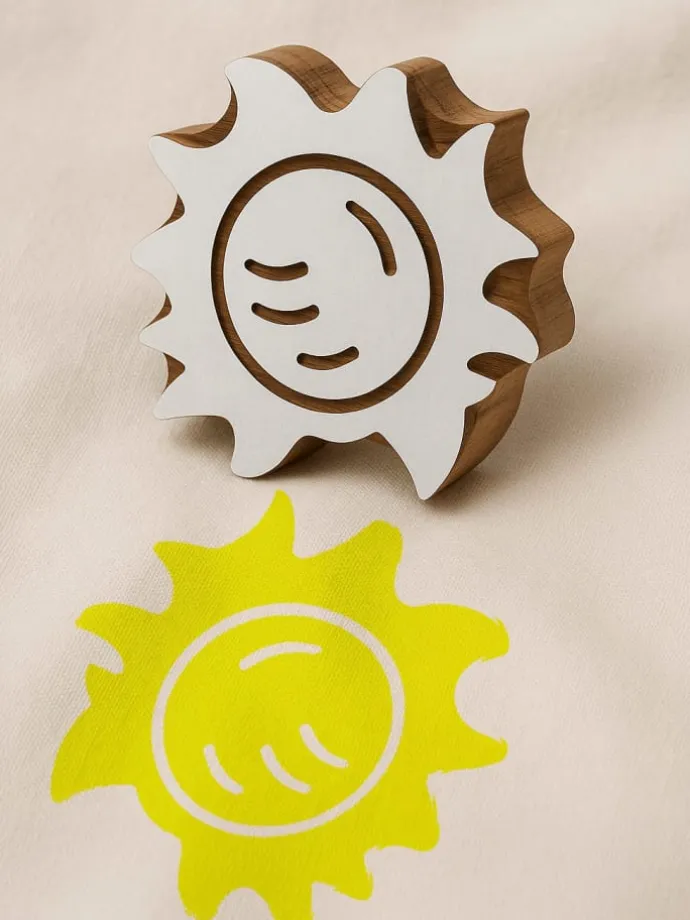 Stempel "Sun" w kolorze jasnobrązowo-białym - 7 x 7 cm