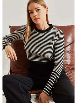 Sweter w kolorze czarno-kremowym
