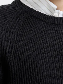 Sweter w kolorze czarnym